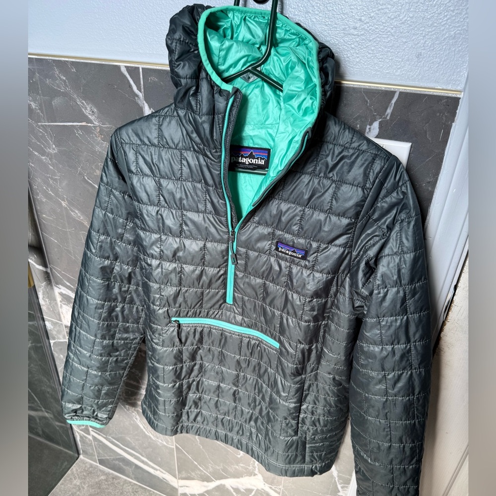 Patagonia Quilted Puffer Pullover Jacket in Black with Teal Lining - Picture 3 of 10
